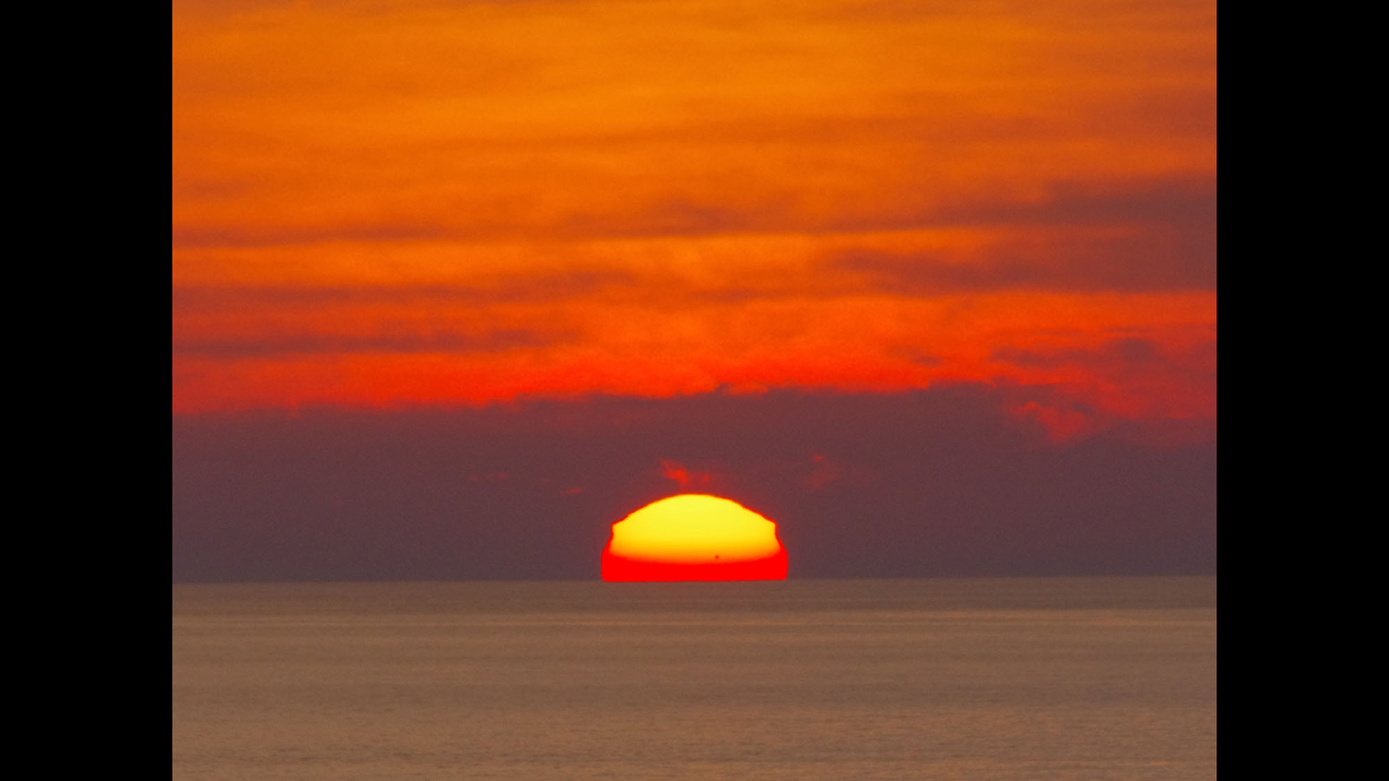 *水平線に夕日が溶ける♪美しくロマンティックな瞬間