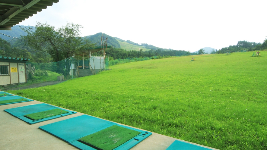 【ゴルフ練習場】敷地内に隣接するゴルフ練習場◆爽やかな緑の中、思う存分練習出来ます♪