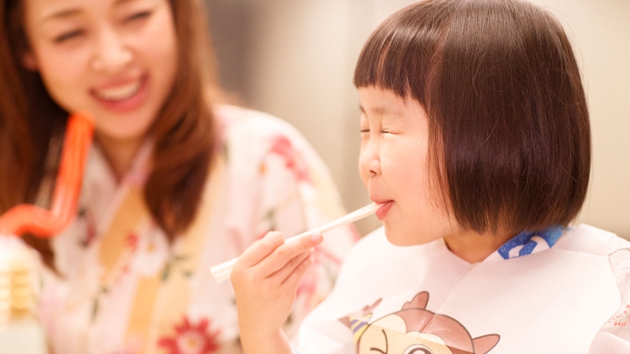 おいしい料理にみんなにっこり♪