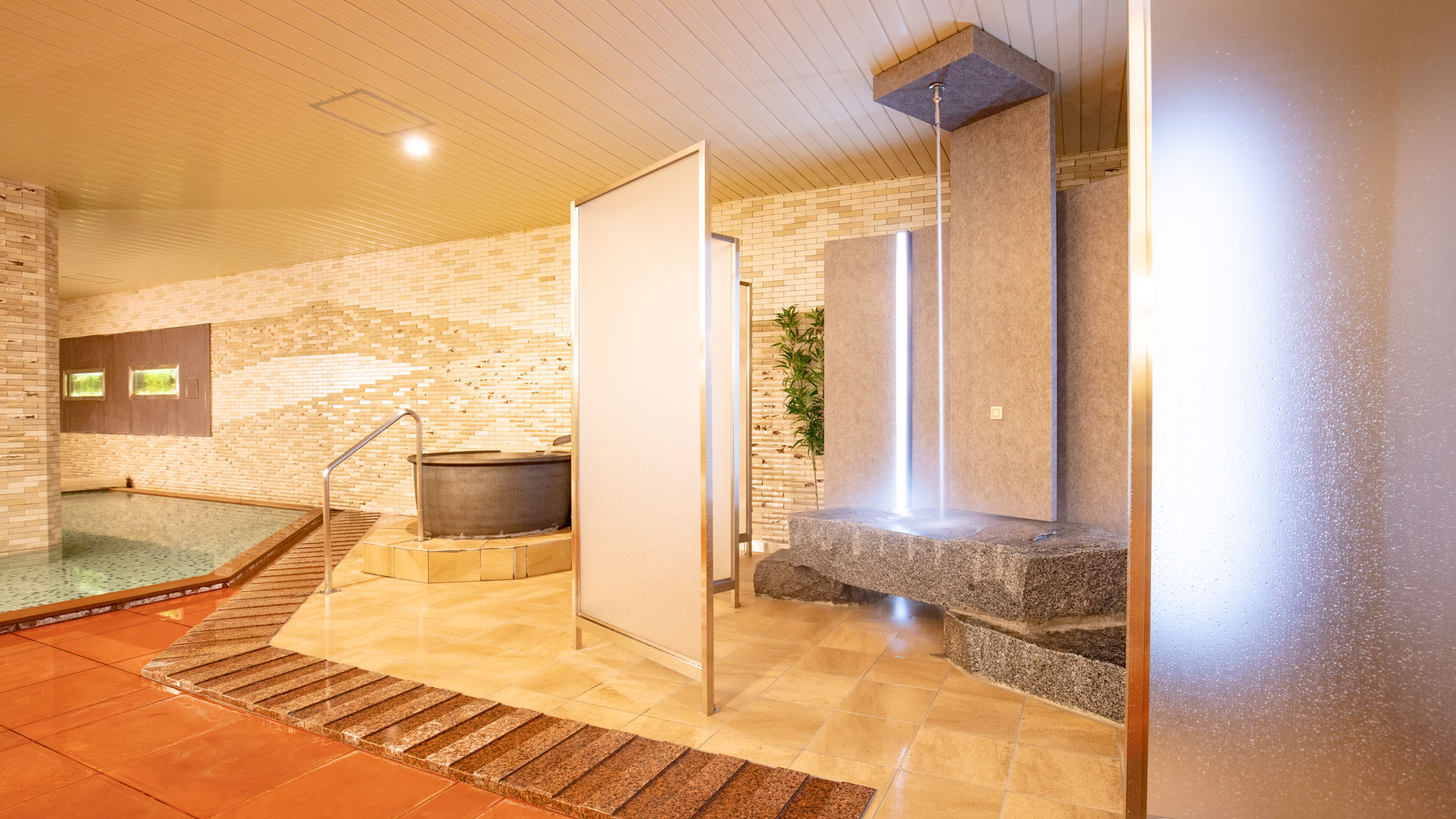 隣接するホテル千秋閣　大浴場【2022年12月新設】つぼ湯と打たせ湯をお楽しみいただけます。