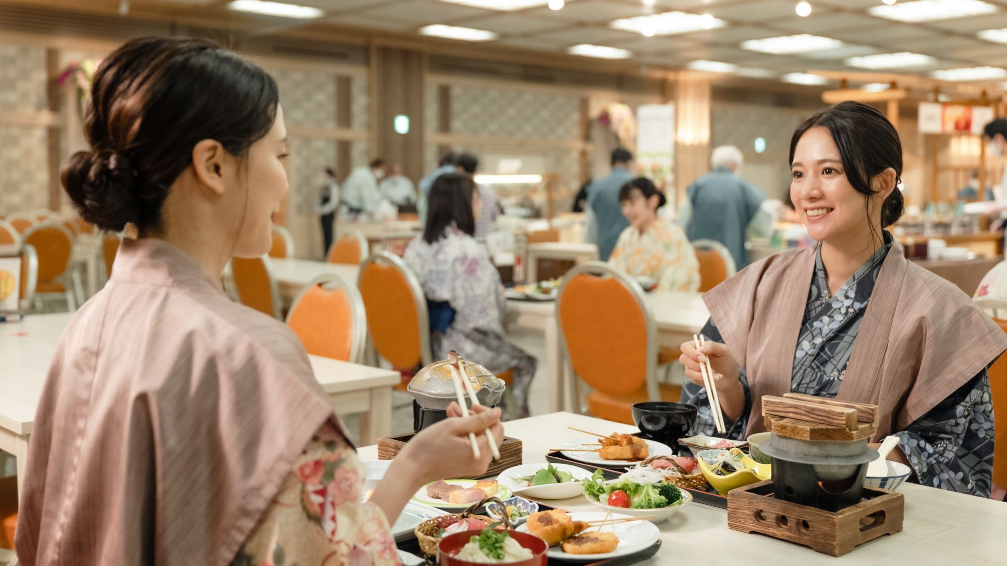 おいしい食事に笑顔がこぼれる♪