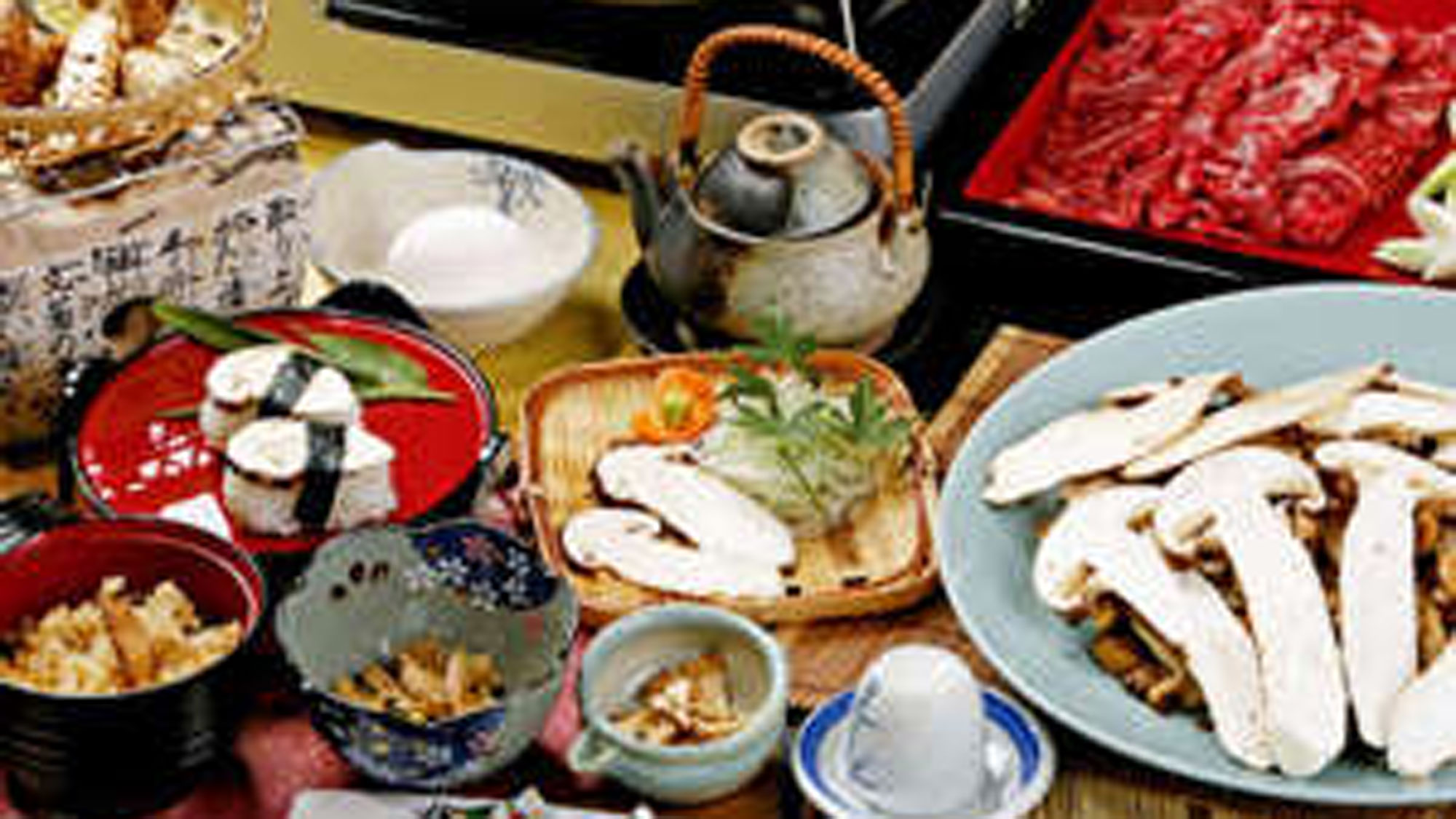 *【夕食全体例／松茸コース】秋になると、当館の松茸を求めて、全国からお客様が訪れます。