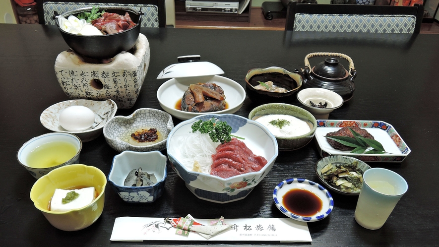 *【夕食全体例】澄んだ空気、清らかな水など自然に恵まれた伊那の素材を中心に使用しています。