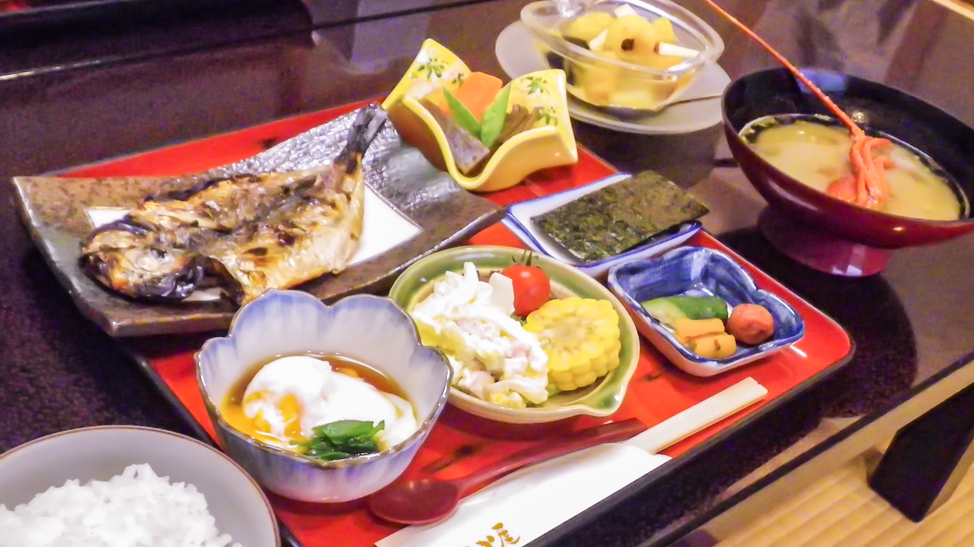 *【朝食一例】その日の焼き魚や干物を始め、お味噌汁にも魚介を取り入れております。