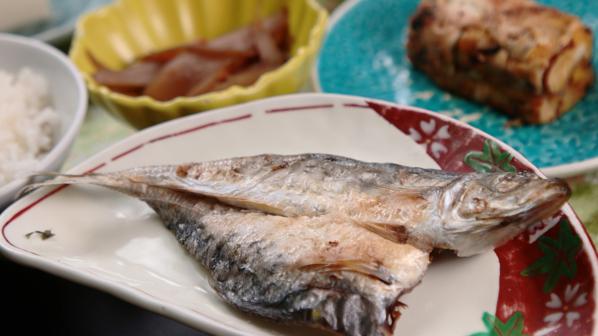 料理_朝食_焼魚など和食料理が並びます *