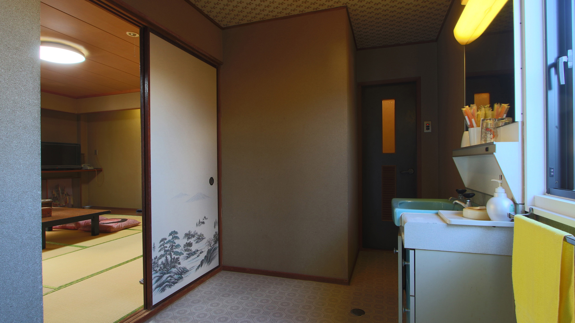 客室_和室10畳トイレ付のお部屋には踏込が有り、広めに使えます*