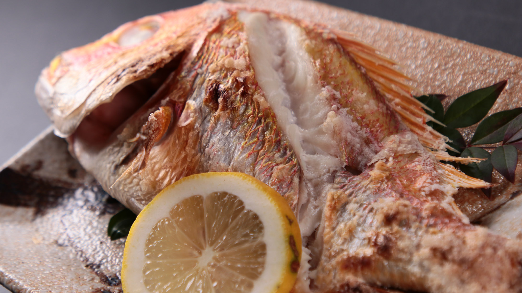 料理_夕食_夕食の焼魚一例。姿の場合と切り身の場合があります *