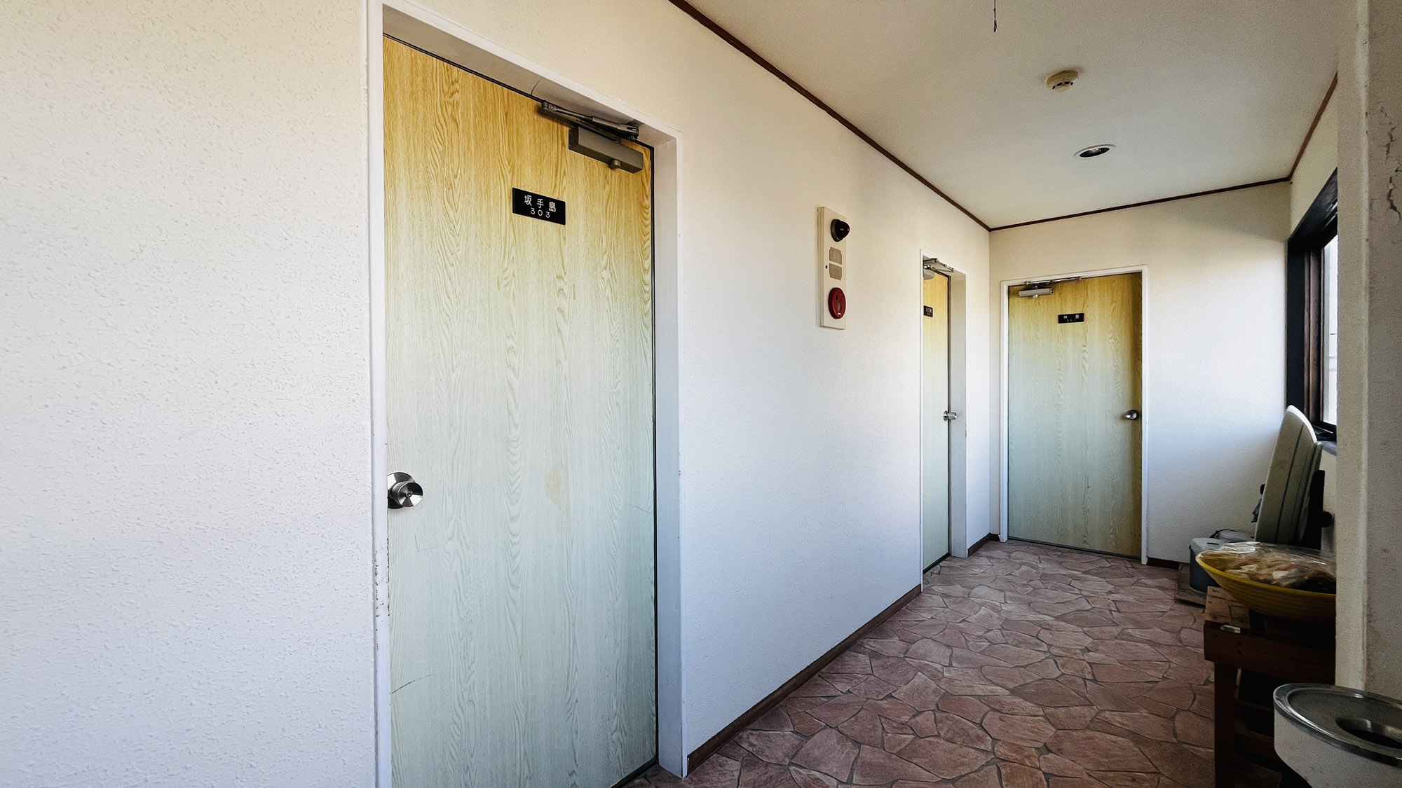 館内_客室前廊下 *