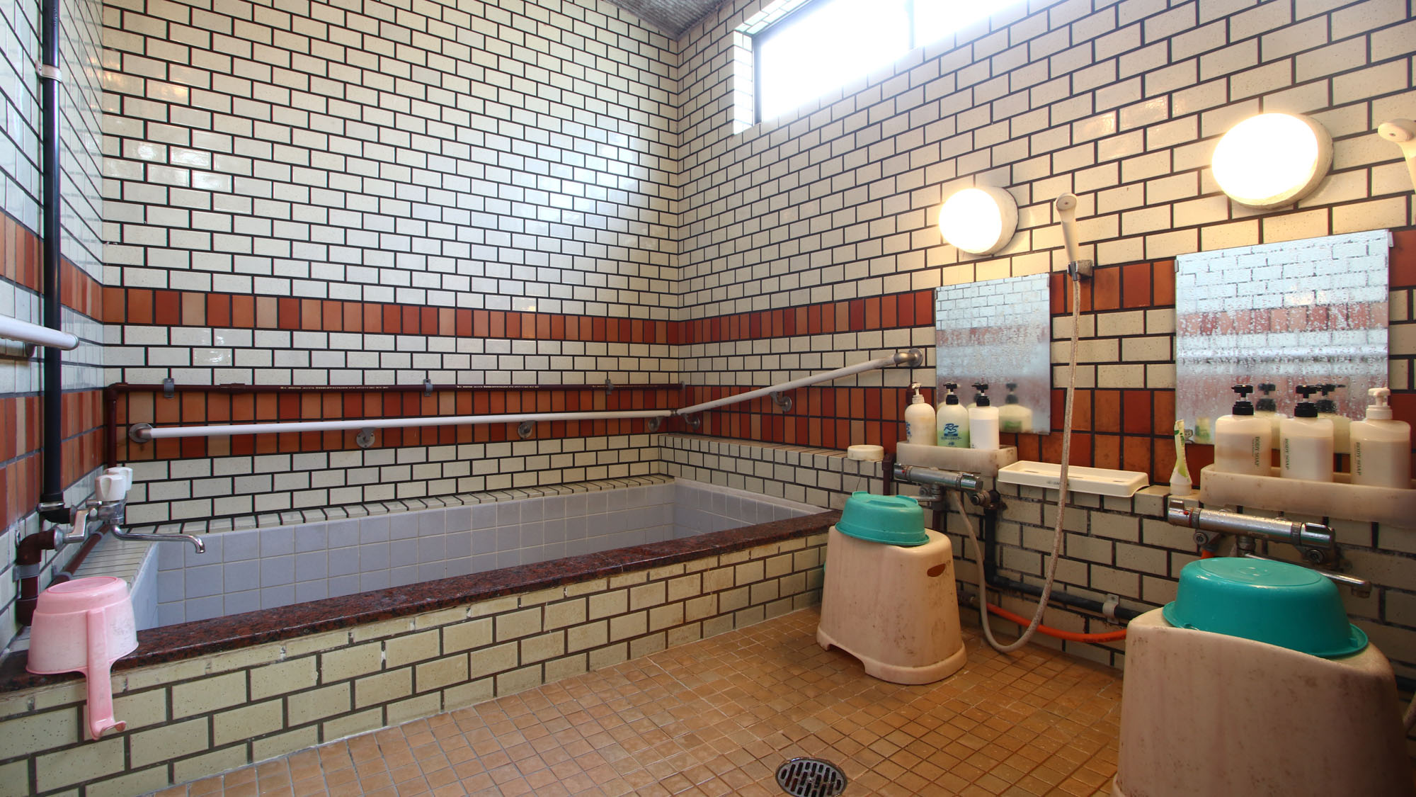 館内_お風呂は共同浴室 *