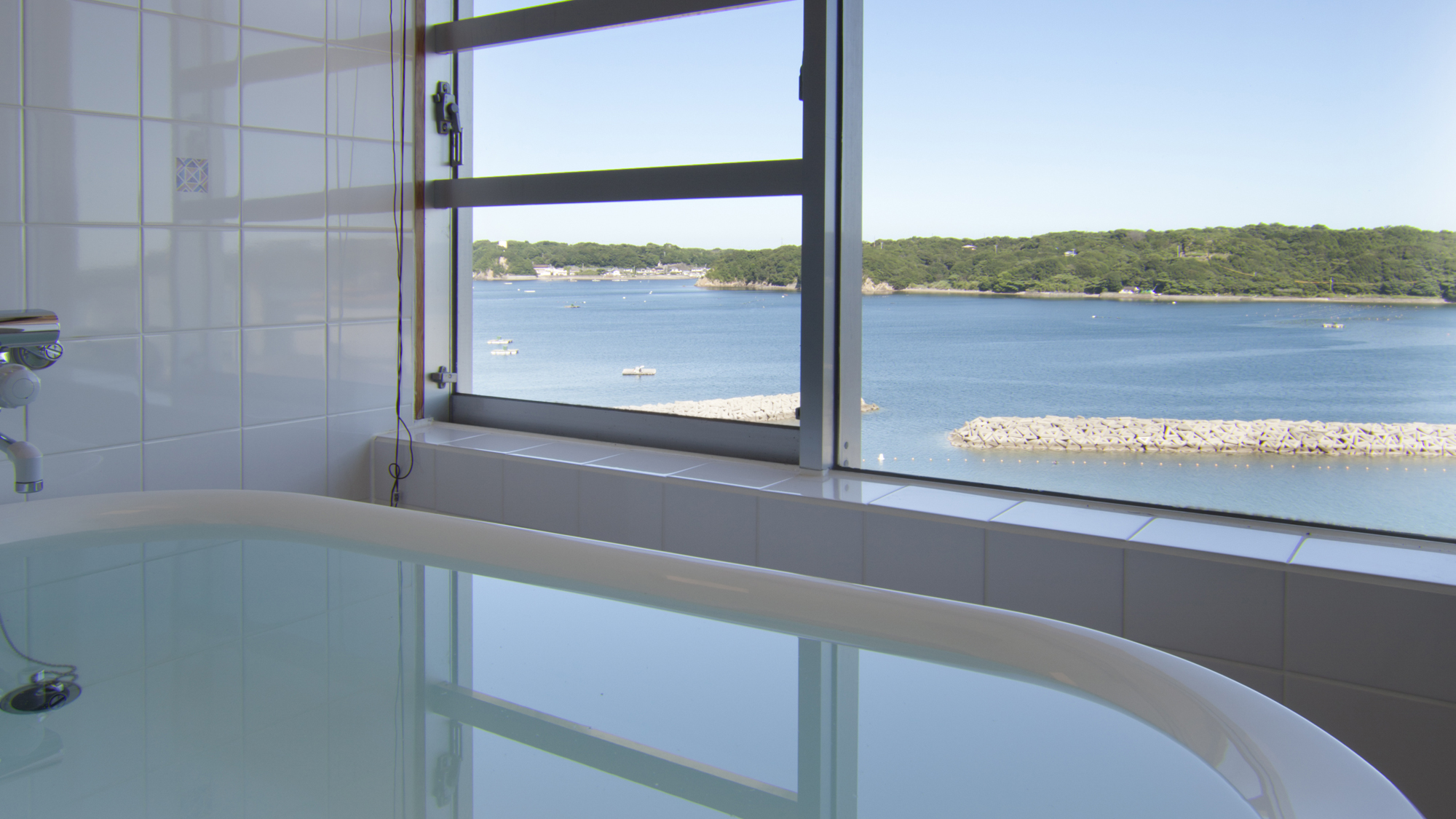 *【客室一例】特別和洋室の展望風呂のバスタブから見える海