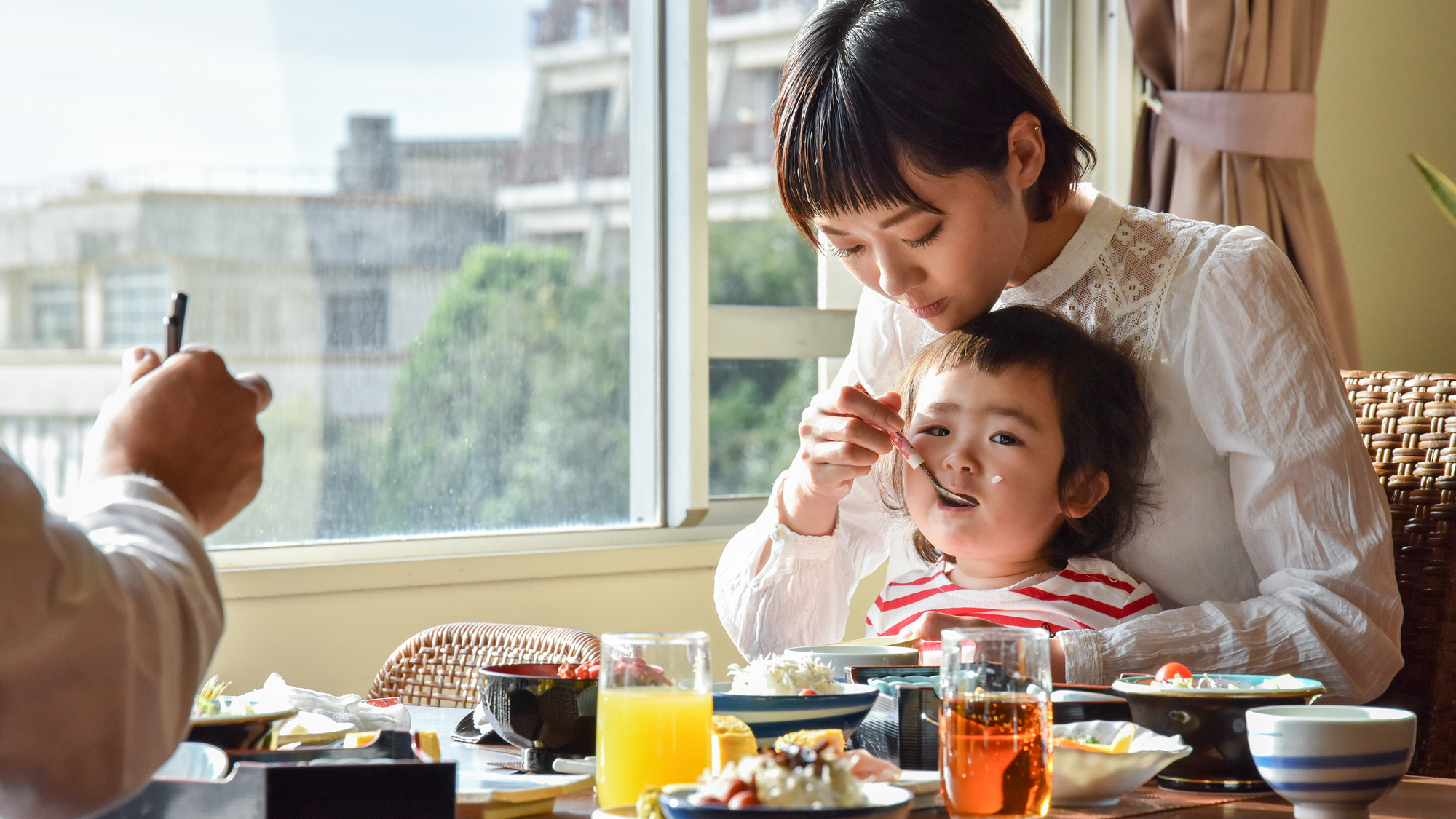 *【朝食風景】明るい日差しがさしこむレストランで朝食