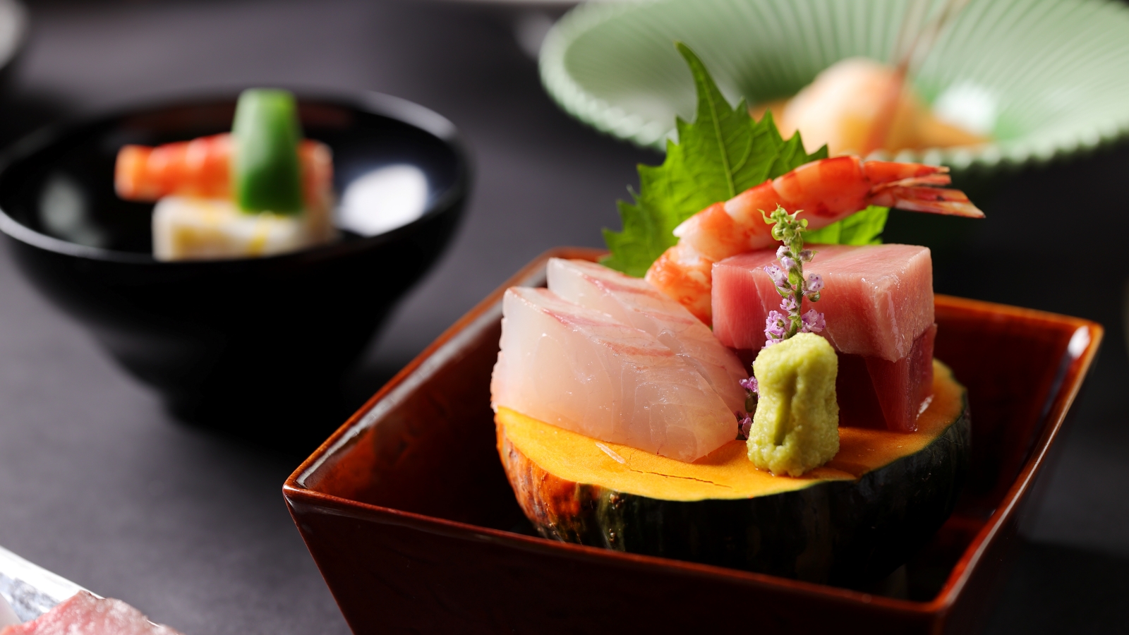 旬の鮮魚を彩りよく盛り込んだお造り