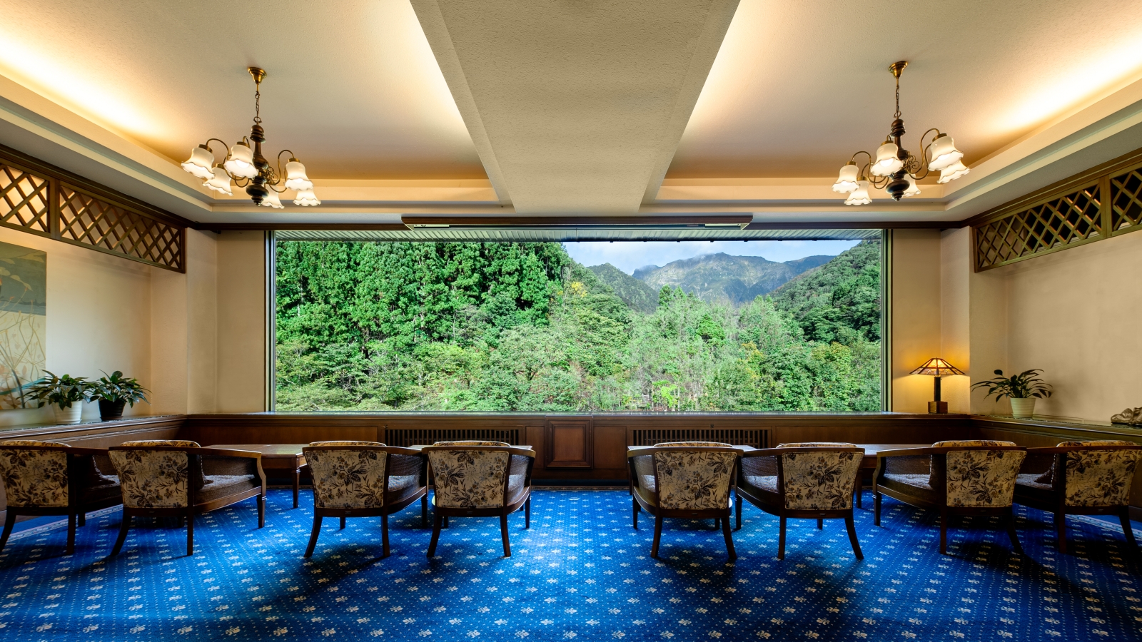 大きな一枚窓から望む谷川岳の雄大な景色。ゆったりとした時間をお過ごしいただけます