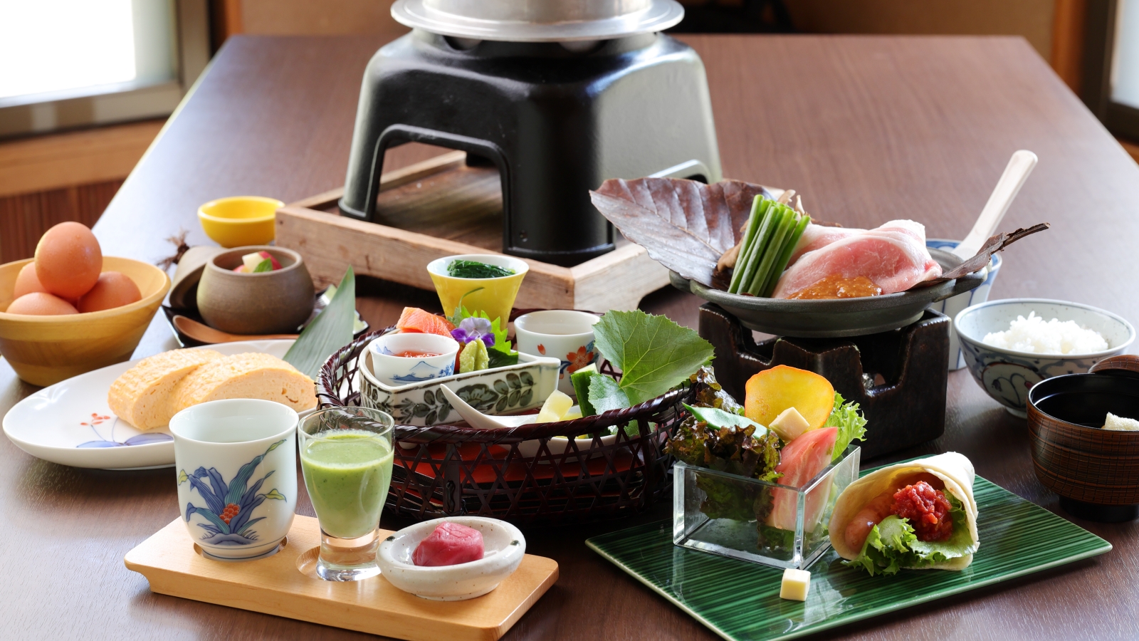 素材の味を大切にした、からだにやさしい朝食。彩り豊かな小鉢と、温かいお料理で一日の始まりを心地よく