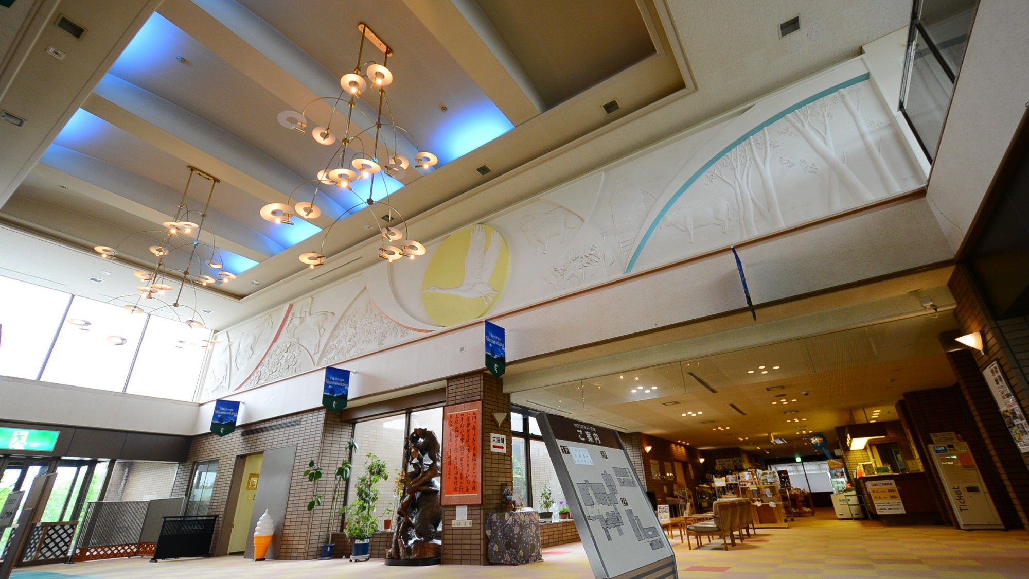 *【ロビー】光が差し込む開放感溢れるロビー空間。