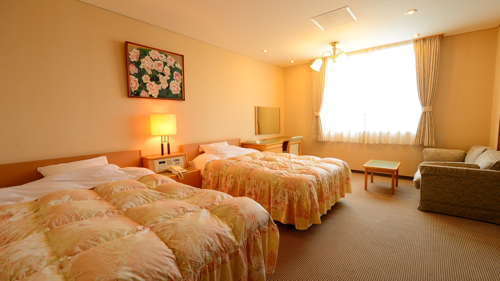 *【洋室（一例）】ツインベットの洋室。窓からは空知平野やふるさと公園の風景をご覧いただけます。