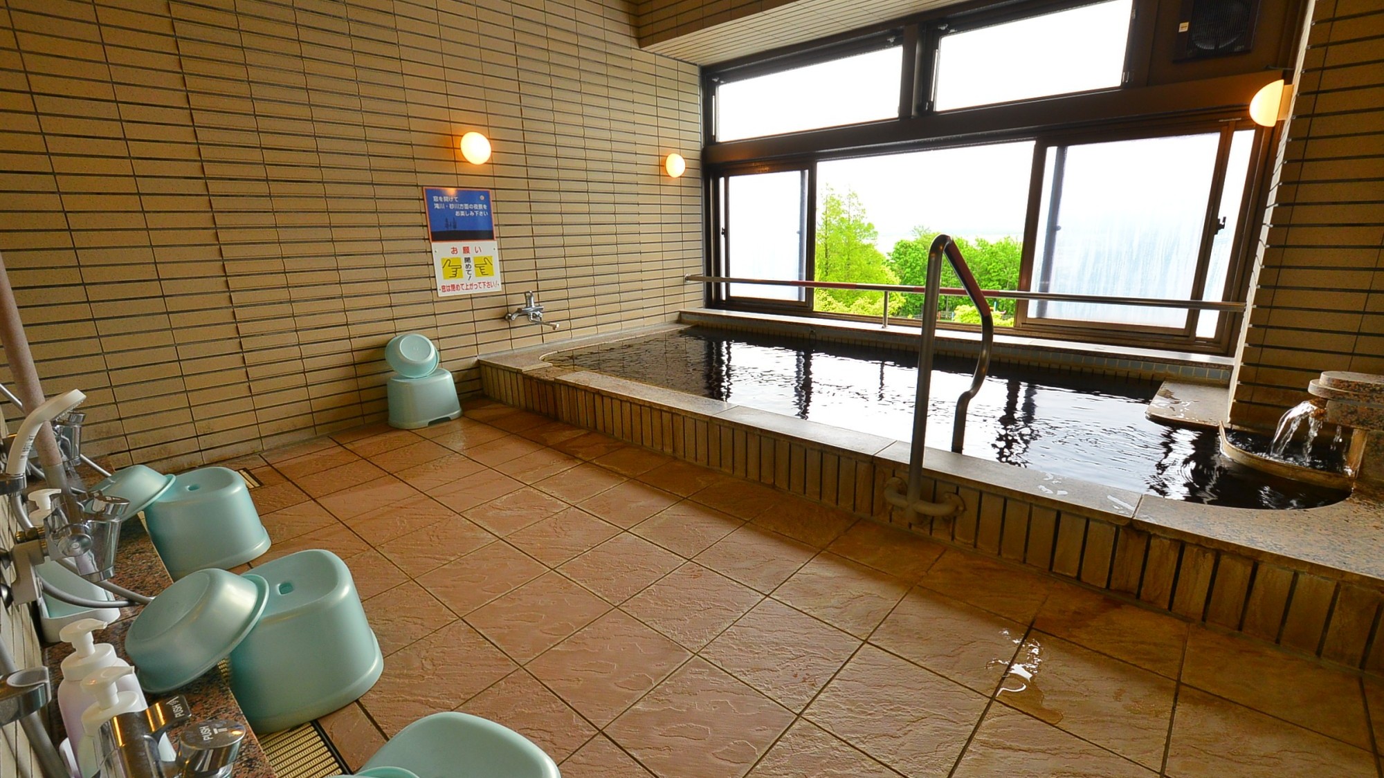 *【温泉（展望風呂）】宿泊者専用のプライベート感溢れる温泉で、心ゆくまでリラックス。