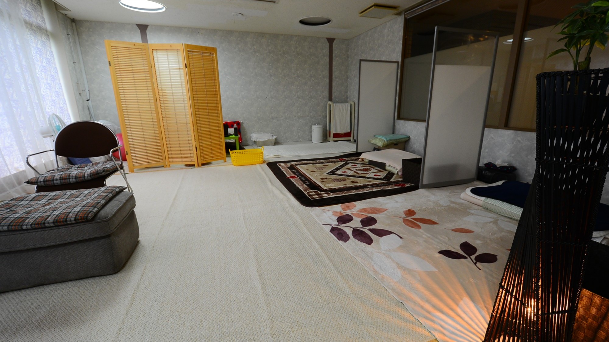 *【マッサージルーム】柔らかな照明に包まれたリラックスできる空間で。