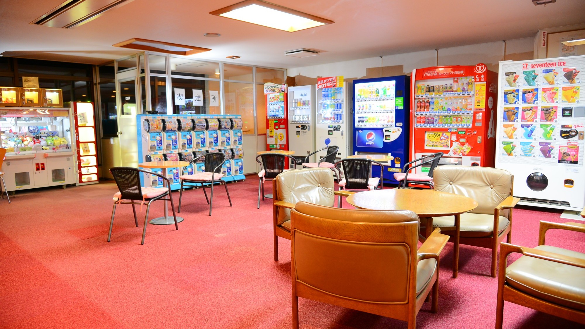 *【自販機コーナー】広々快適なリラックススペース。
