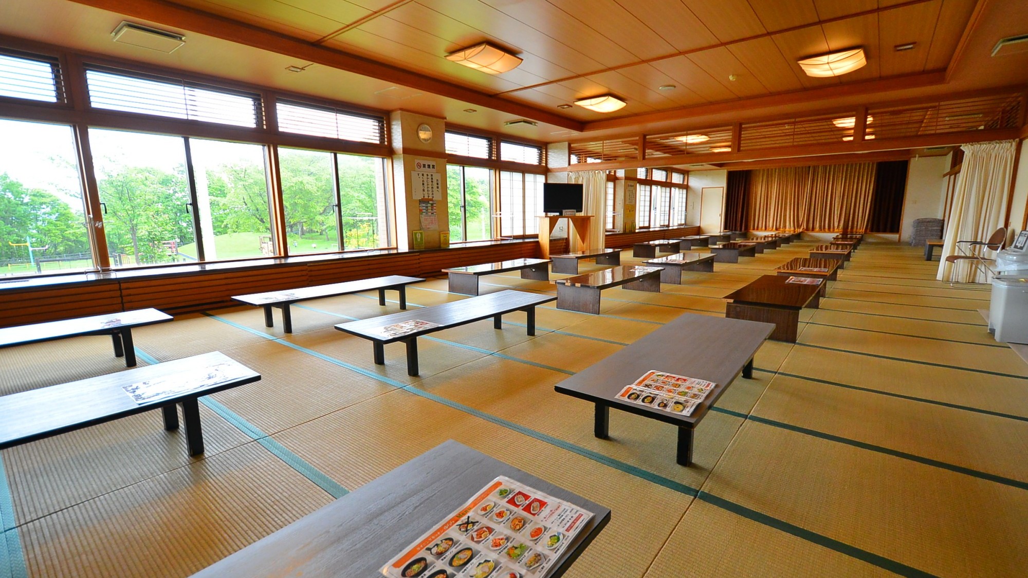 *【宴会場】会食や宴会、法事会食などにご利用いただける最大80名様収容の宴会場。