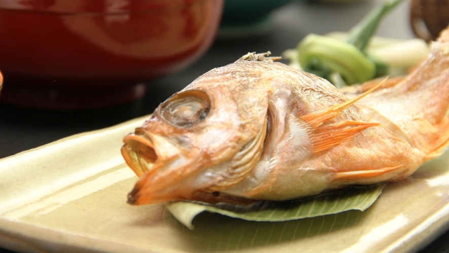 □夕食　魚の塩焼き　