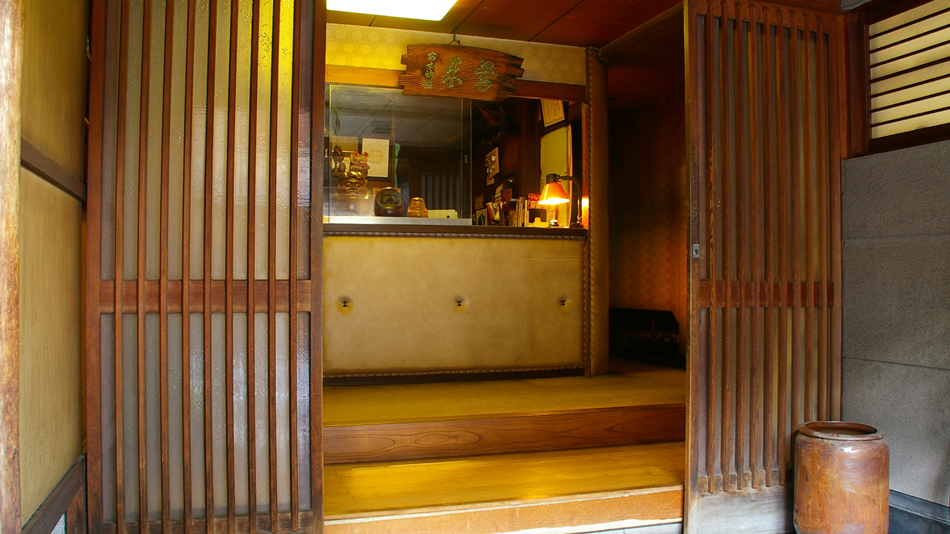 京都ならではの奥の深い典型的な木造の町屋です