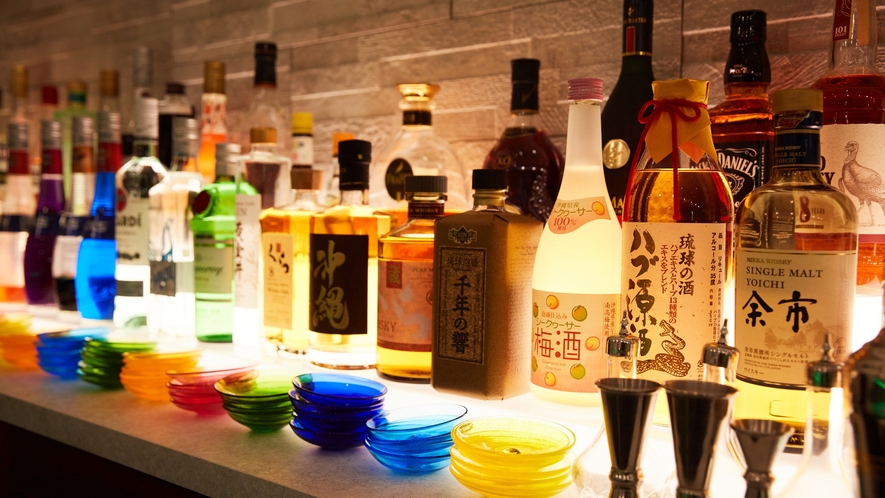 【コワーキング＆バー】沖縄の夕暮れを感じながらお酒をたしなむ最高のひと時をお過ごしいただけます。
