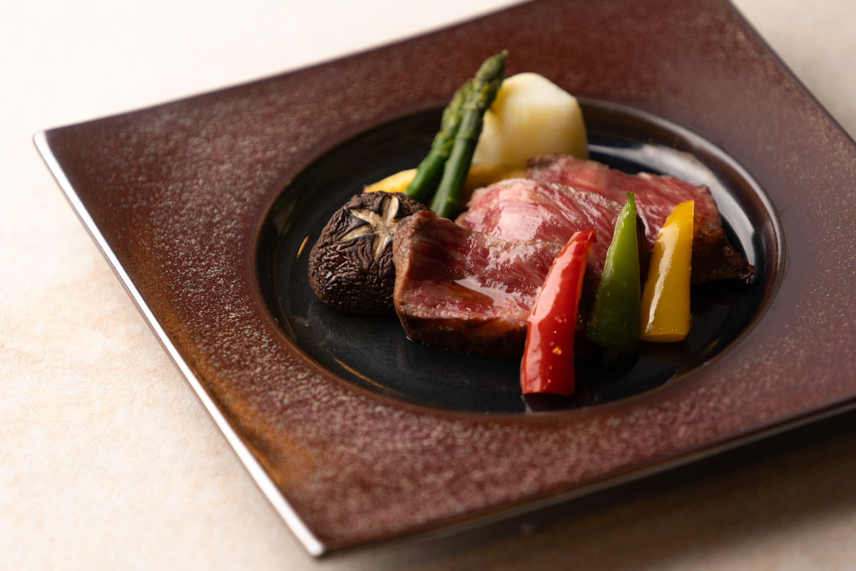 【夕食】旬の地元食材を使用した豪華和会席　国産牛香味焼　人気の自家製味噌を添えて　※写真は一例です