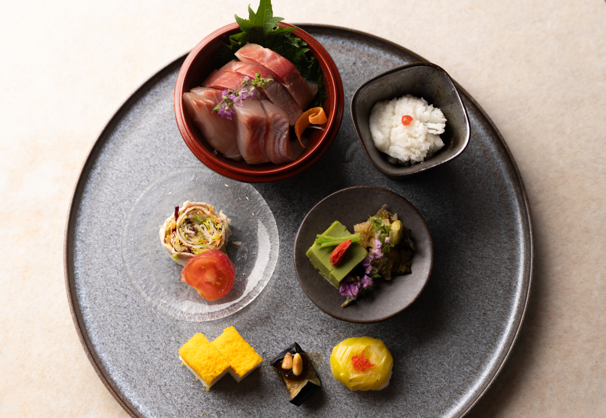 【夕食】旬の地元食材を使用した豪華和会席　季節の彩り前菜盛り合わせと旬の川魚お造里　※写真は一例です