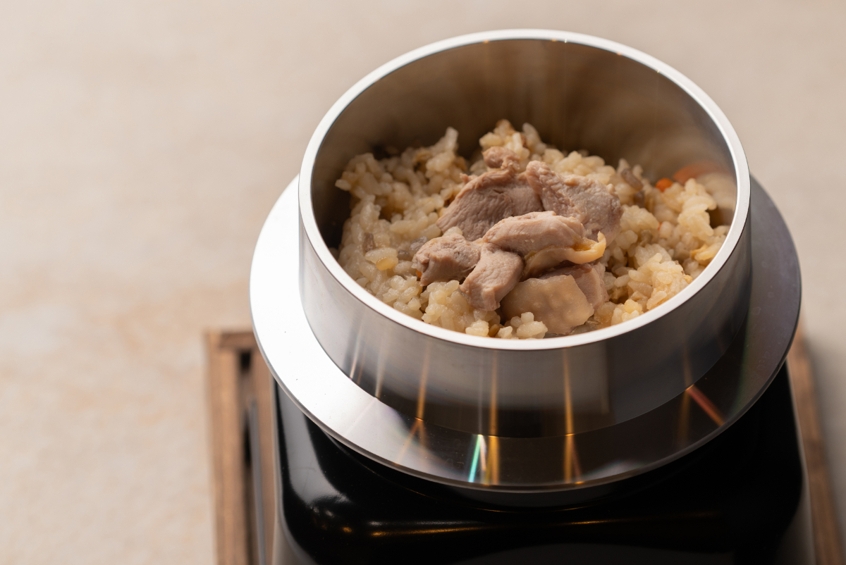 【夕食】旬の地元食材を使用した豪華和会席　多摩地域産東京軍鶏を使用した釜飯　※写真は一例です