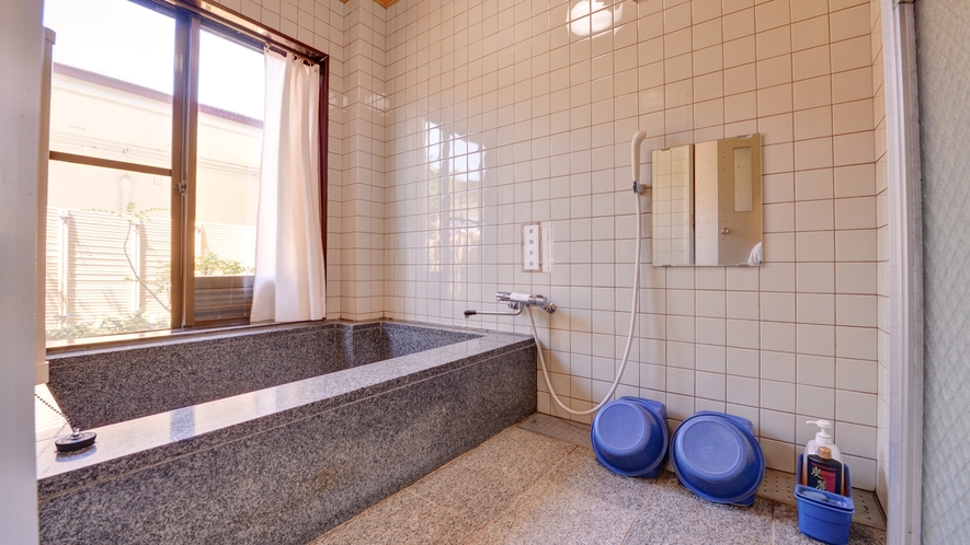 *和室１０６号室/客室専用のお風呂でゆったり湯船に浸かりプライベートな時間をお愉しみ下さい。