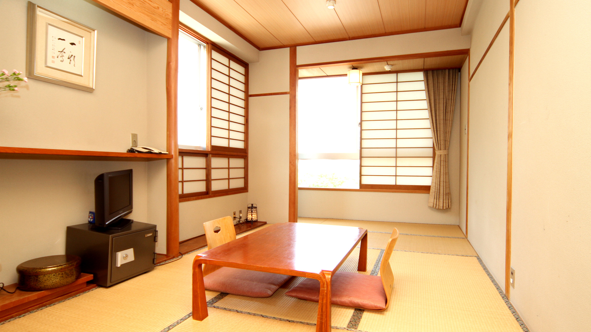 【和室】何処か懐かしく、温かな雰囲気に包まれた畳の間の和室です。