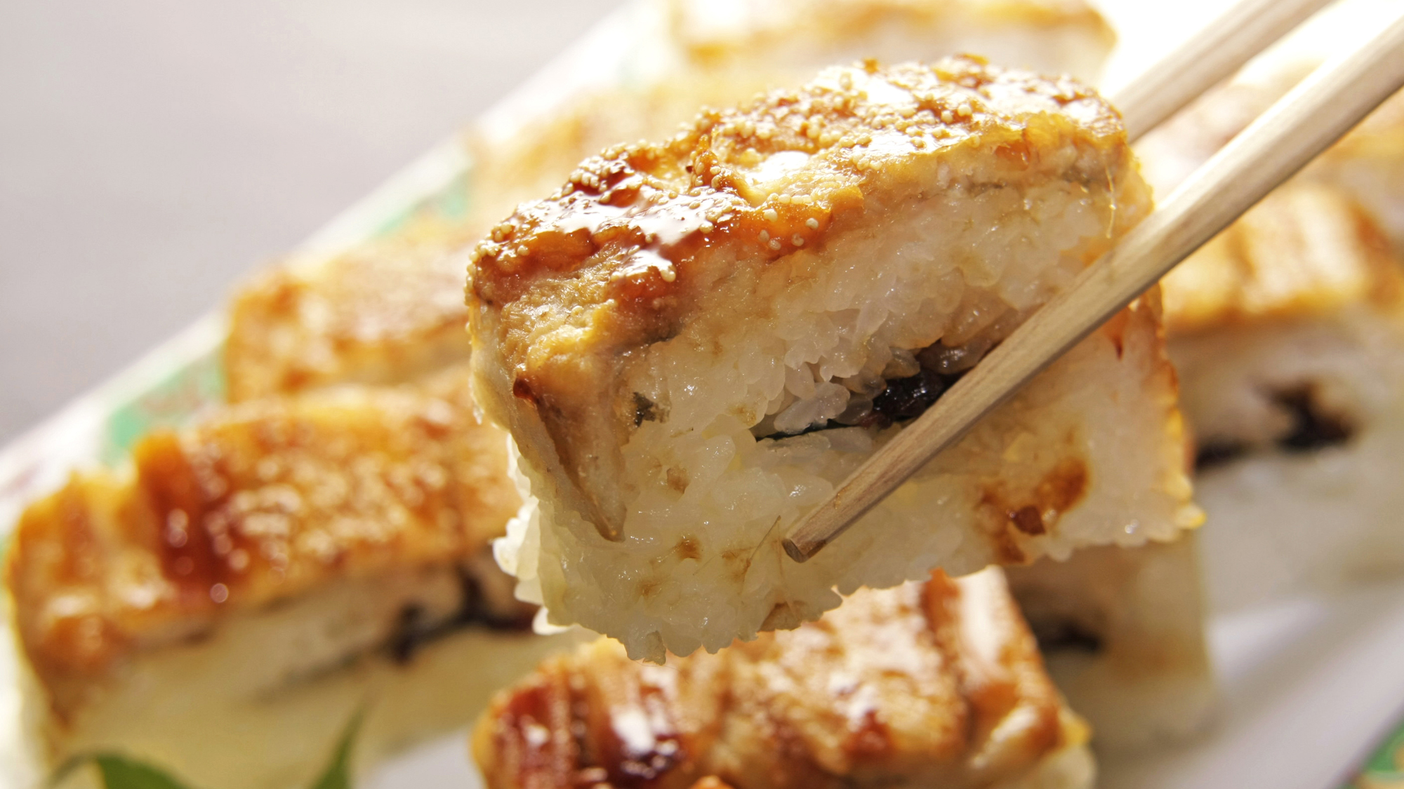 秘伝のタレがたっぷりしみ込んだ人気の穴子寿司です。