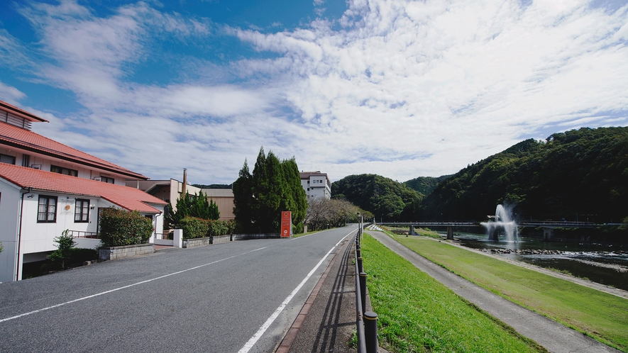 ・ホテル前の風景。豊かな自然に囲まれています