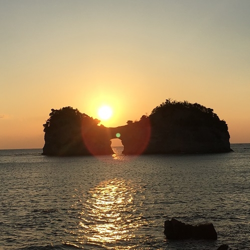 「日本の夕陽１００選」に選ばれている円月島≪車で9分≫