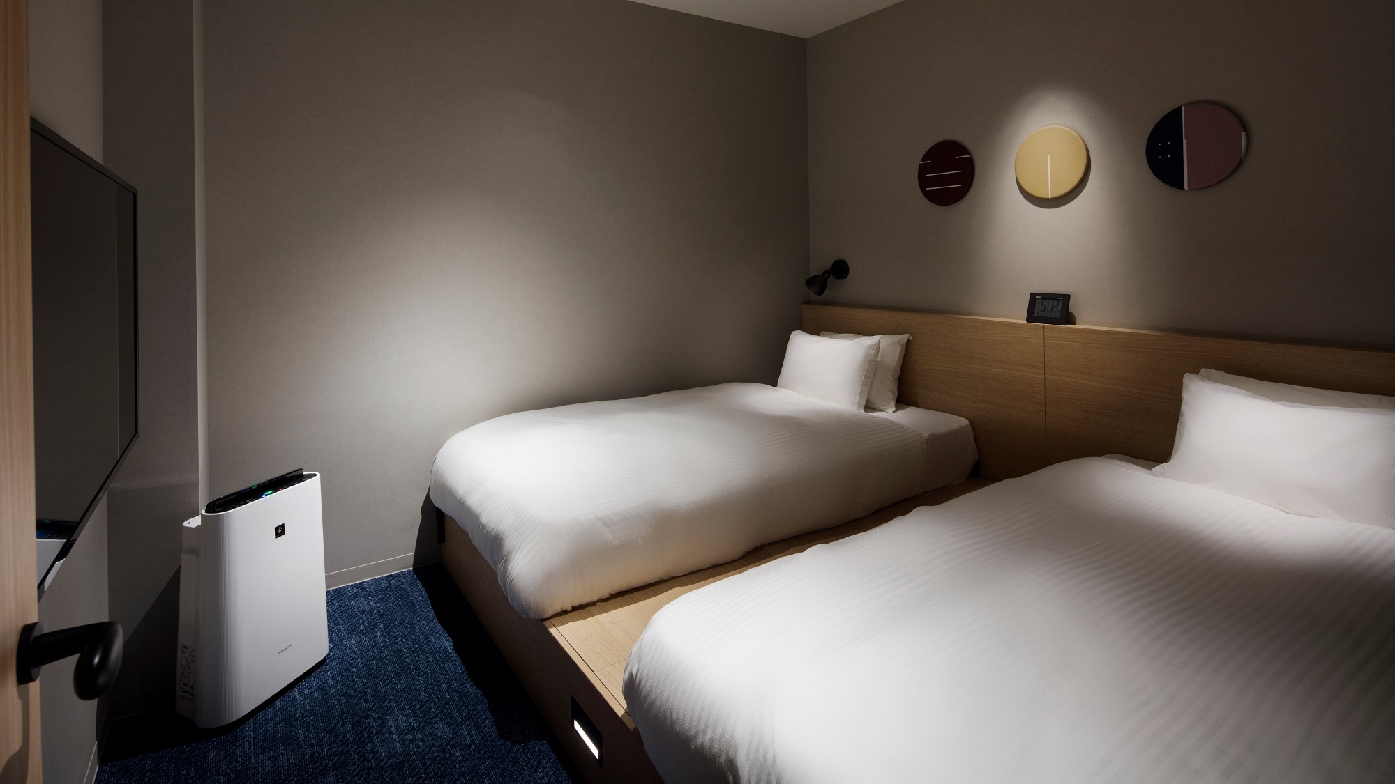 ◆スカイバンクベッドルーム｜ベッドルームにベッド2台、リビングに2段ベッド1台を備えた客室。