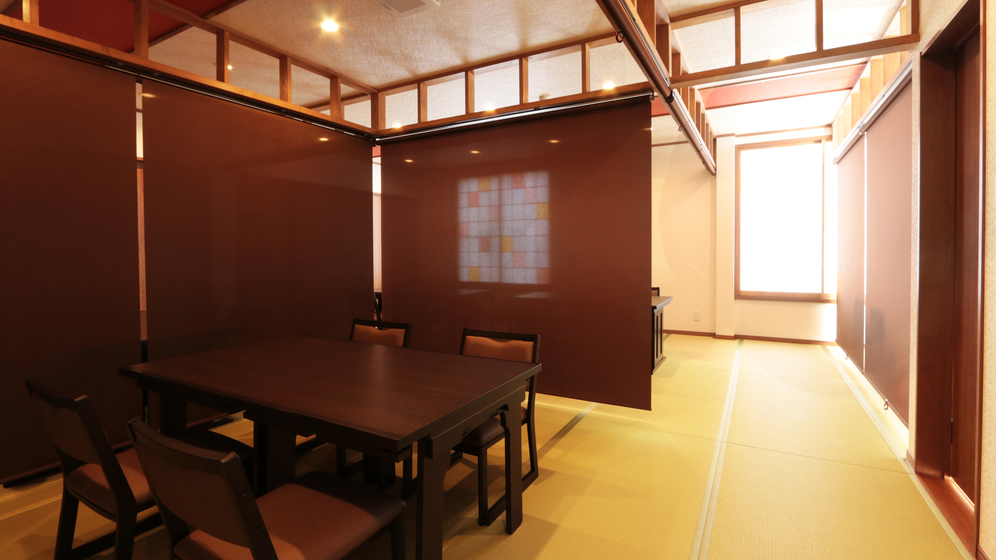 ＜食事処＞ロールカーテンをおろして半個室になります