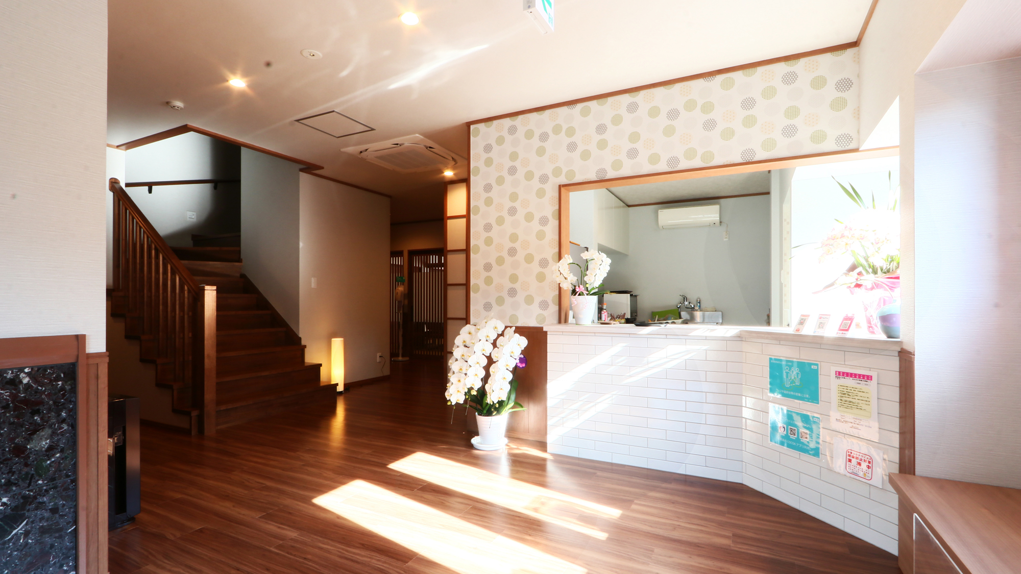 ＜ロビー＞日差しが輝く館内に生まれ変わりました