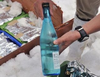 スキー場の雪の中で貯蔵されていた地酒「水尾」