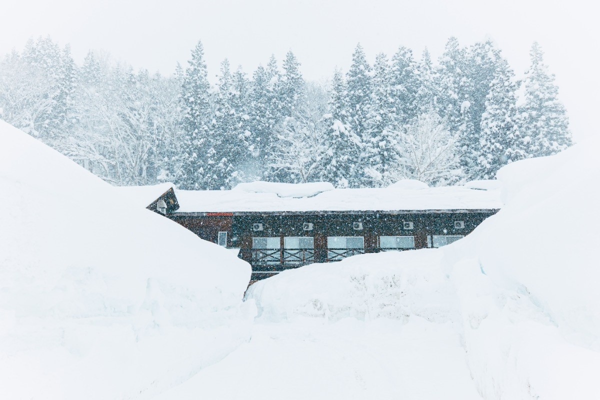 【冬季限定】豪雪の秘境 秋山郷に泊まる1泊2食【スノーシュー体験付き】