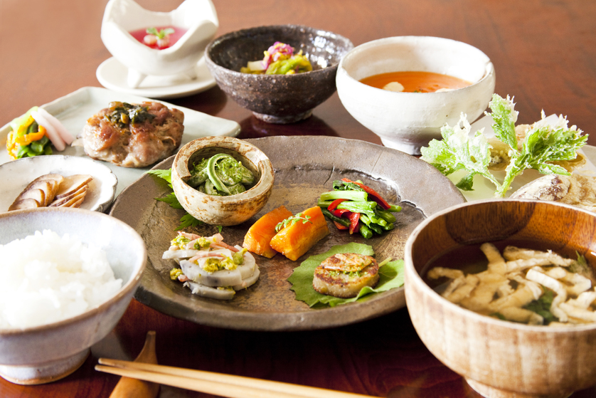 【スタンダード】手造りの創作料理と自然豊かな秘境を廃校の温泉宿で愉しむ（２食付）