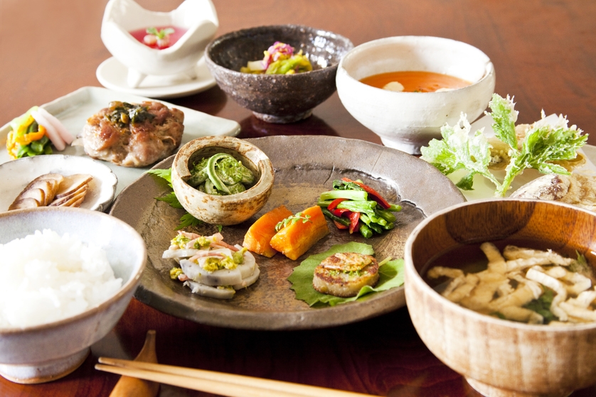 【スタンダード】手造りの創作料理と自然豊かな秘境を廃校の温泉宿で愉しむ（２食付）