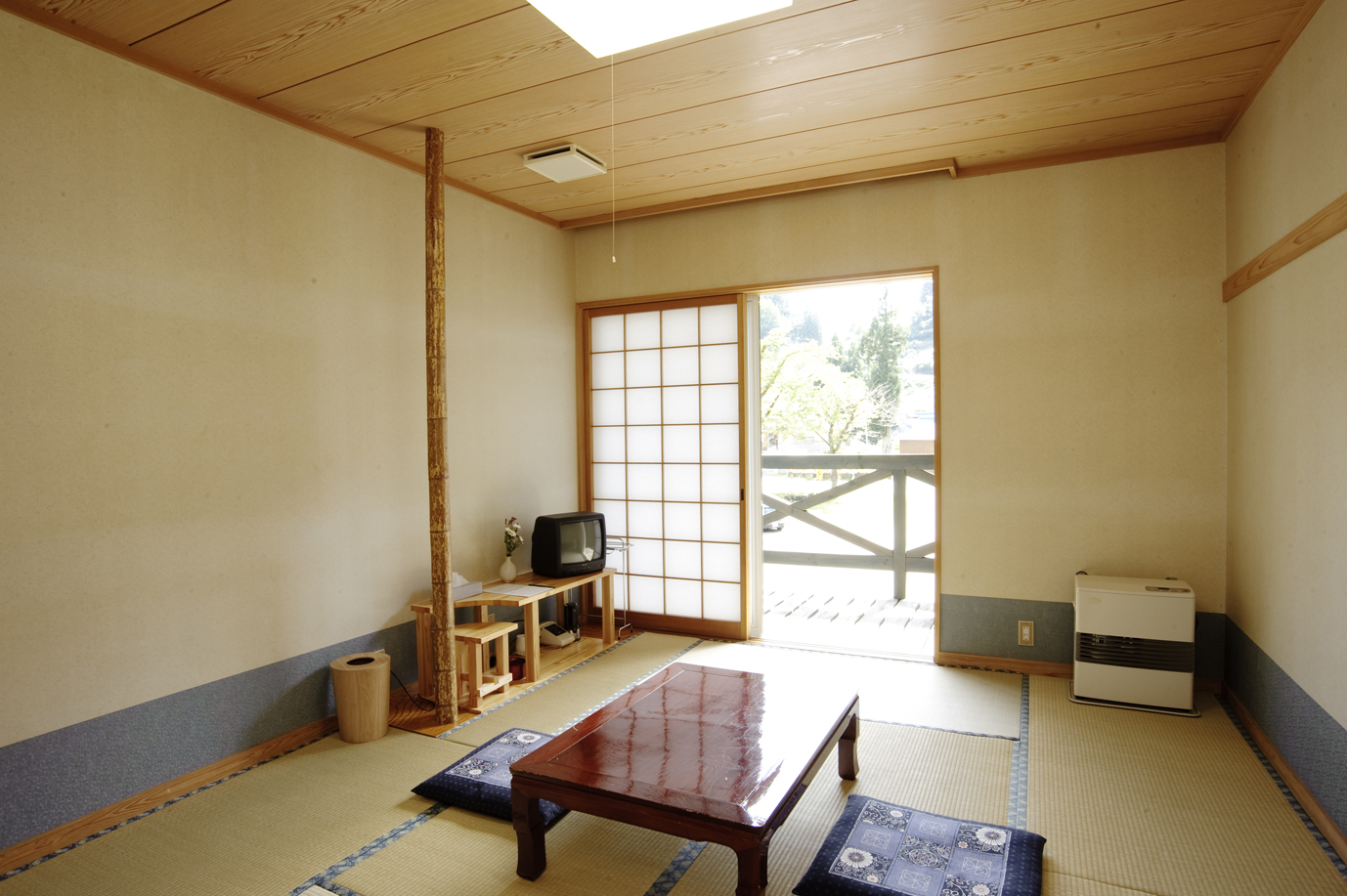 【部屋一例／和室10畳】明るく、ゆったりと寛げる和室をご用意いたします。