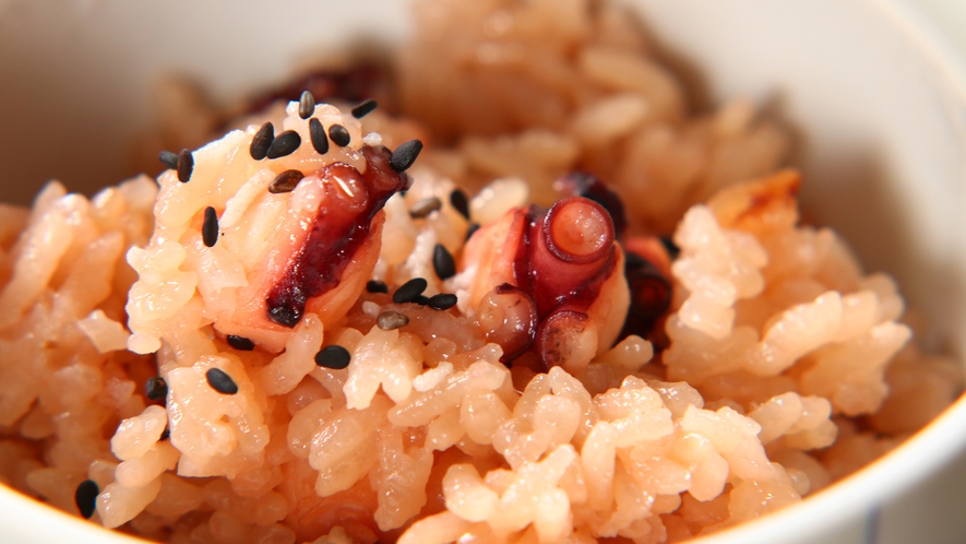 【お食事】夕食一例･たこ飯。しっかりとしたもち米がアクセントに♪