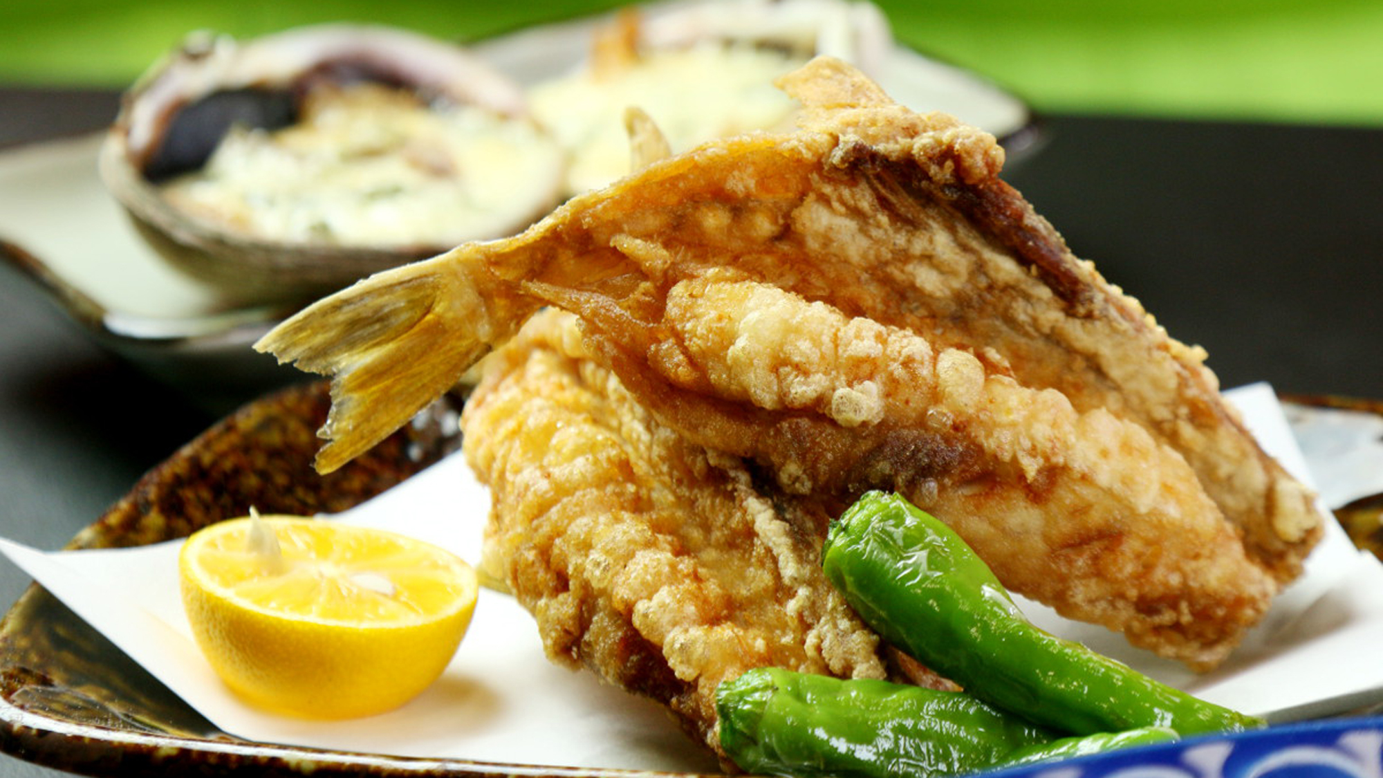 ◆ふぐから揚げ　骨からの身離れがよく脂分の少ないふぐは、カラリと揚げても絶品！