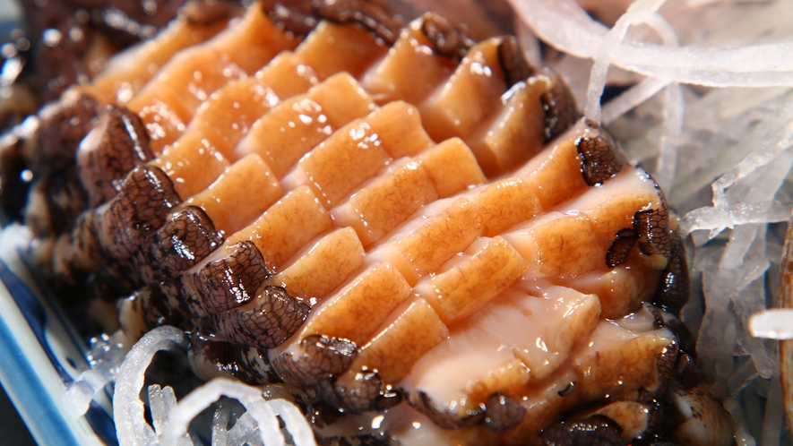【お食事】夕食一例・アワビの刺身　貝の王様と言われるアワビ