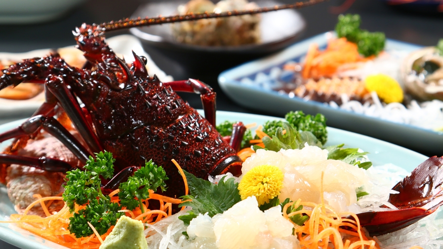 【お食事】夕食一例・伊勢海老のお造り　甘みとプリプリした食感が楽しめます