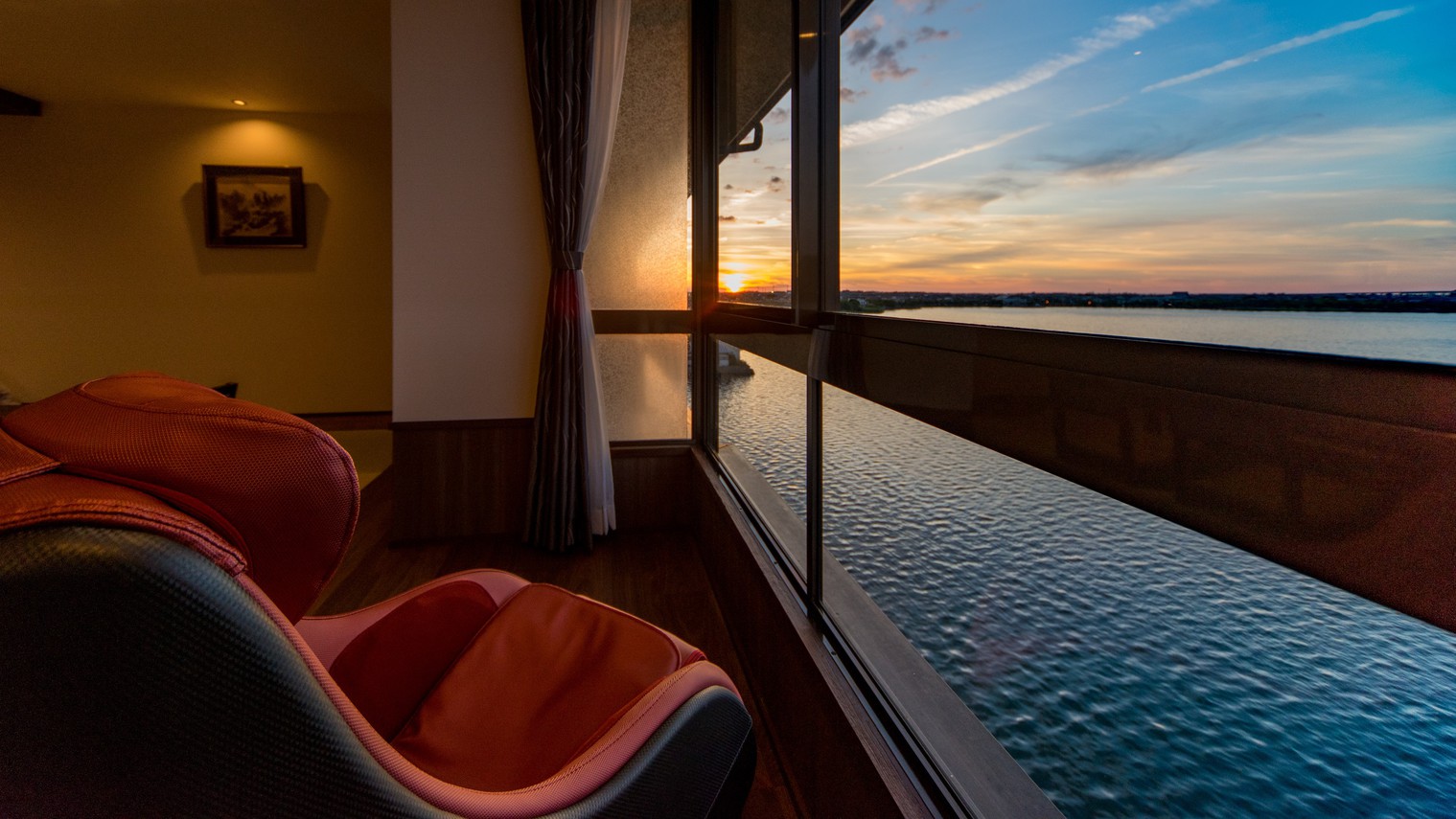 源泉掛け流し風呂付客室　４階「鹿子」から眺める夕景