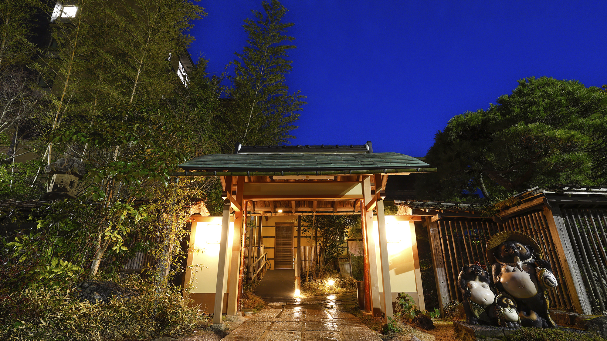 【はわい温泉 千年亭】東郷湖の景色と、鳥取ならではの美味でお出迎え。