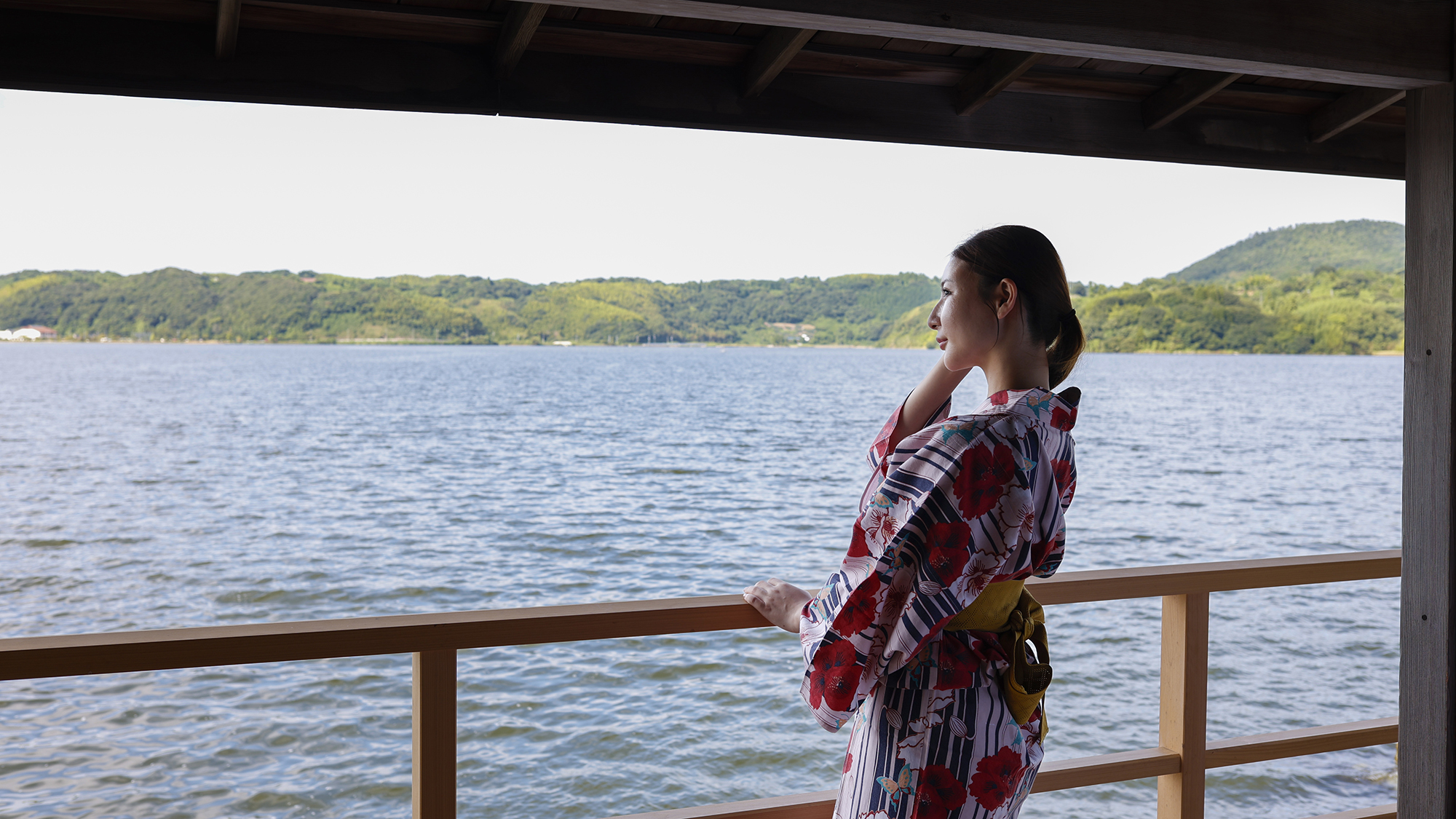 【利久1‐和洋室ツイン】広がる東郷湖の景色。時間毎に異なる景色に心魅せられます。